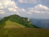 Poczatek niebieskiego szlaku ze szczytu Krizna do miejscowosci Stare Hory. Na poczatku bardzo lagodny, pozniej szlak jest znacznie mniej przejezdny.