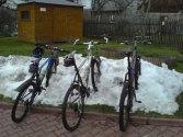 pozostałości śniegu stanowią wspaniały parking dla rowerów
