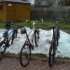 pozostałości śniegu stanowią wspaniały parking dla rowerów