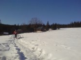 Snieżna scieżka przez polane na zielonym szlaku