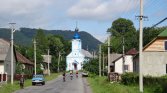 Ukraina i trzy rowerki na tle błękitnej cerkwi