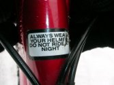 Taka dziwnie naklejki teraz można znaleźć na rowerach! Na szczęście nie ma tam jeszcze ostrzeżenie 