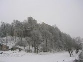 Zmrożony klasztor zimą