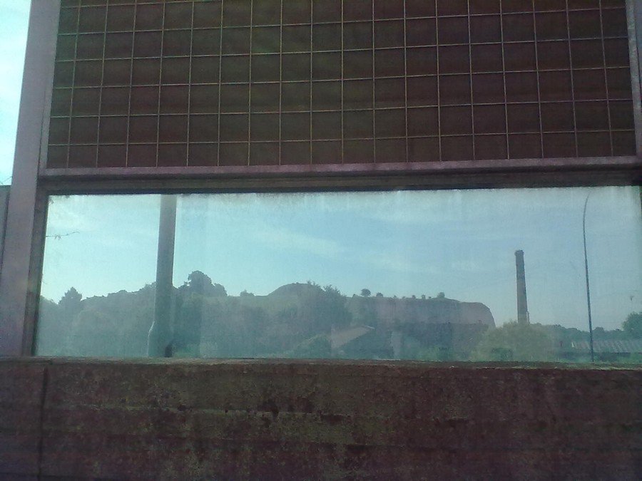 Wzgórze z Kopcem Kraka przez ekran akustyczny