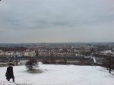 z którego przy klarownym powietrzu można podziwiać panoramę Krakowa z dużo ciekawszej perspektywy niż z Kopca Kościuszki