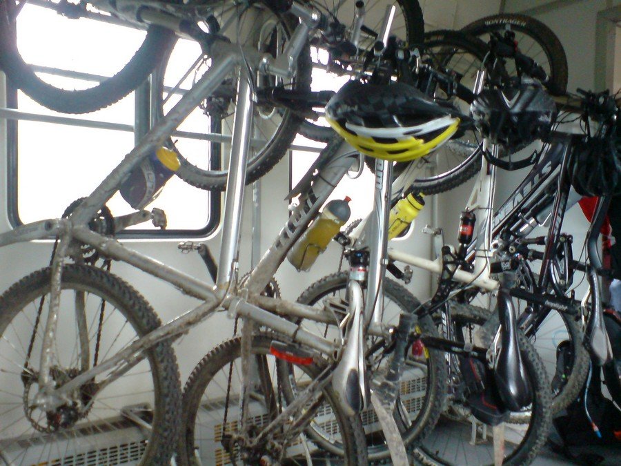 Stojaki rowerowe w pociągu - niby z pomyślunkiem ale nie do końca ;)