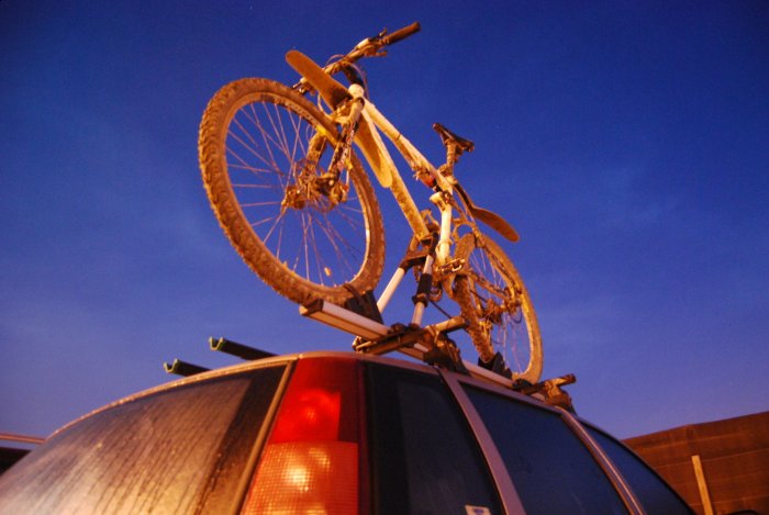 Poranek, jeszcze ciemno, kompletujemy rowerki na dachu Puntka