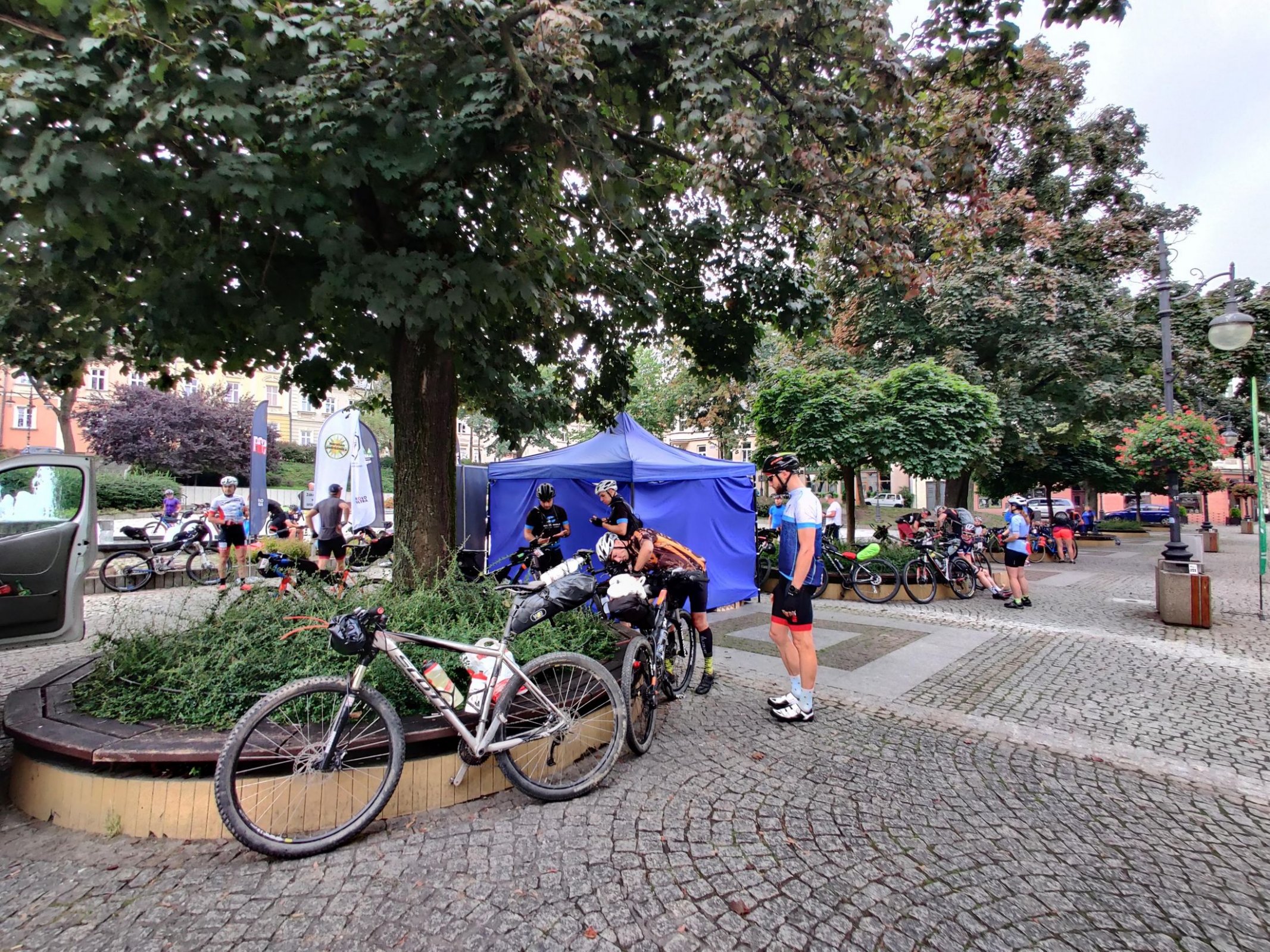 Przed 8 rano, rynek w Przemyślu, rowerzystów przybywa