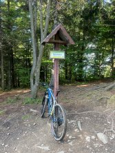 Łatwo nie było z powodu luźnych kamieni, ale po niecalej godzince meldujemy sie na szczycie