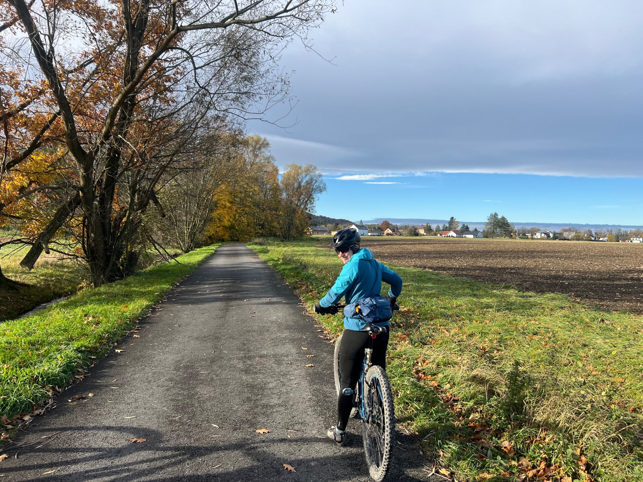 Na początku płaski odcinek od dworca w Hnojniku