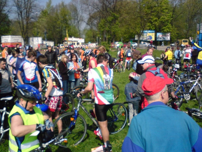 Całkiem spora gromada rowerzystów, oczekujących na start