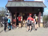 Uzupełnianie zapasów - w okolicy małych czerwonych rowerków czasem ciężko o sklep Autor: abdul