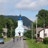 Ukraina i trzy rowerki na tle błękitnej cerkwi