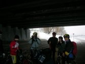 Po standardowym 15 minutowym spóżnieniu, pod mostem znalazło się ośmioro uśmiechnietych rowerzystów - w tym jedna rowerzystka :)